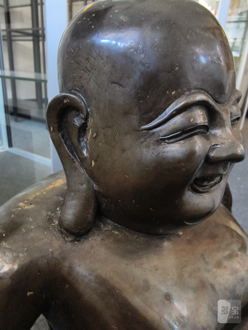 A large cast bronze figure of seated Budai with boys on a lotus pedestal - 图29